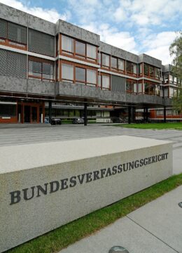 Bundesverfassungsgericht in Karlsruhe, Eingang zum Richtergebäude mit Schriftzug "Bundesverfassungsgericht".